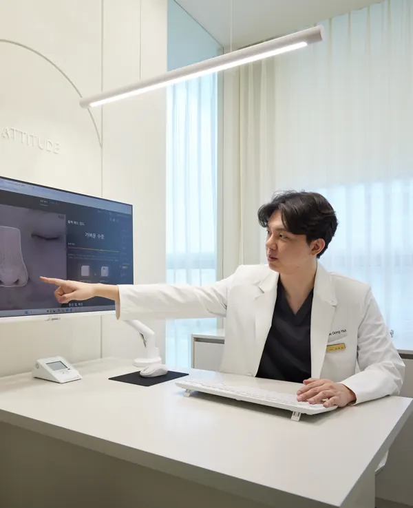 이동훈 대표원장이 피부 분석 결과를 화면으로 설명하는 모습