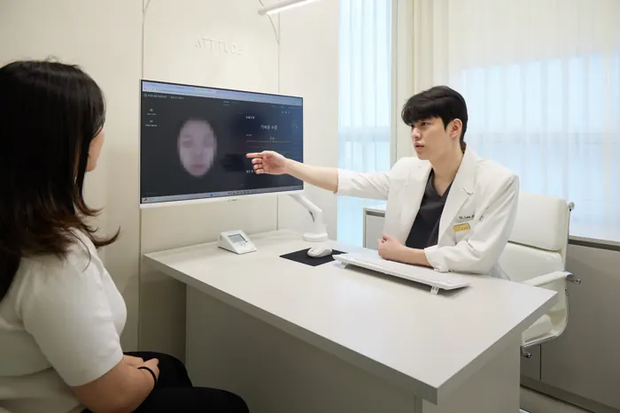 이재민 대표원장이 내원 고객과 1:1로 진단 결과를 보며 상담하는 모습