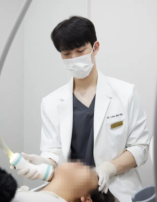 이재민 대표원장이 직접 리프팅 시술을 하는 모습
